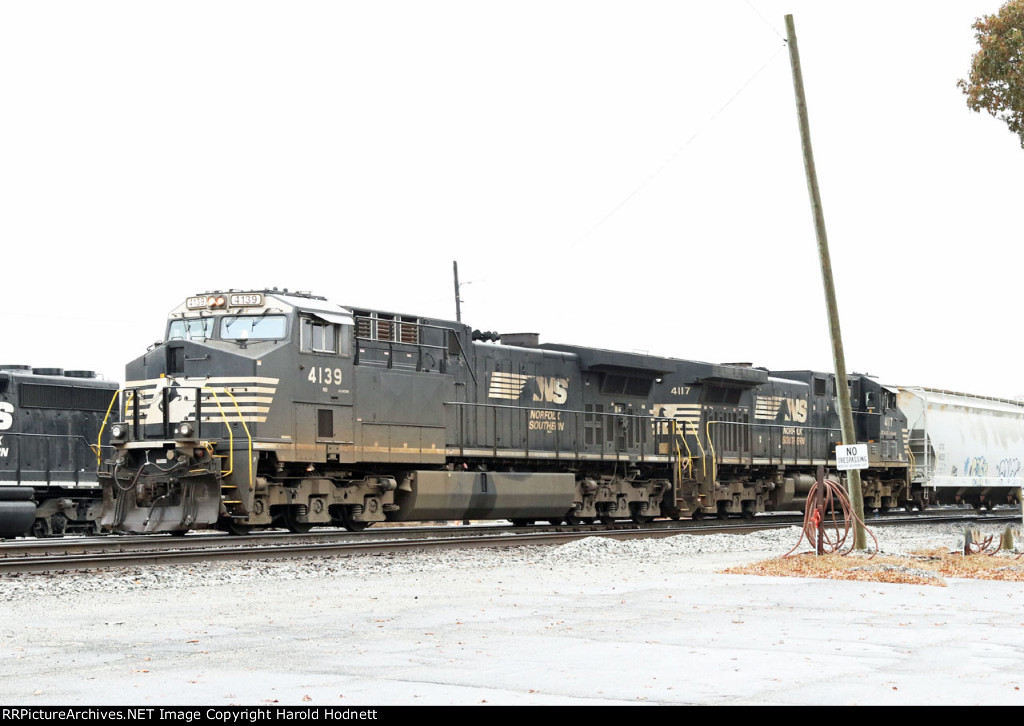 NS 4139 & 4117 lead train P080-15 into Pomona yard in a light rain